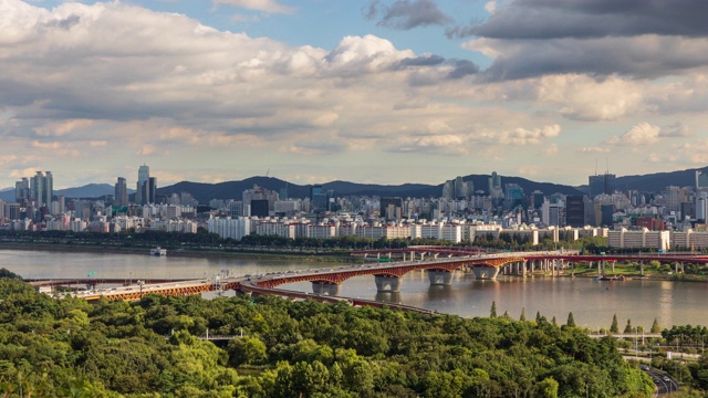 首尔森林和汉江上的城须大学桥/城东区和江南区，韩国首尔视频素材