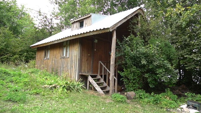 山林草地上的木屋。视频素材