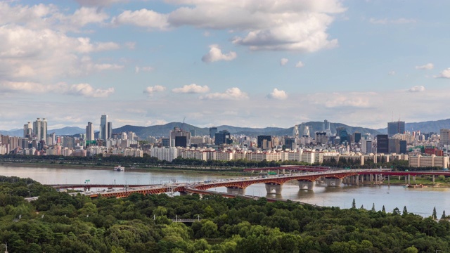 首尔森林和汉江上的城须大学桥/城东区和江南区，韩国首尔视频素材