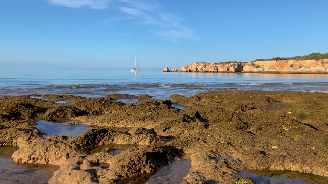 美丽的Vau海滩(Praia do Vau)与帆船在Portimão视频素材