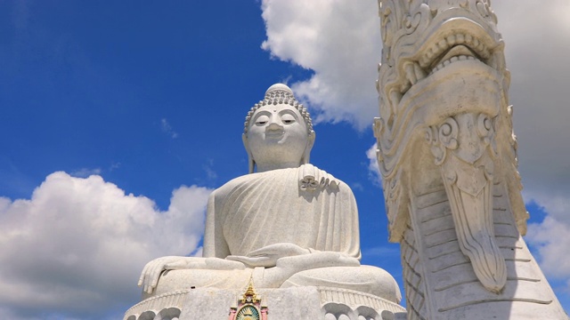 大佛建在泰国普吉岛的一座高山上，从远处就可以看到。视频素材