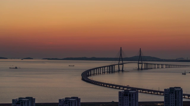 韩国仁川市延秀区松岛国际商务区日落仁川大桥上的车流视频素材