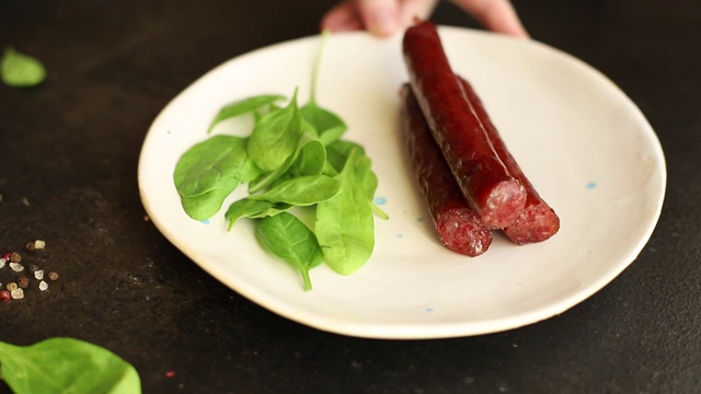 油炸烟熏香肠猪肉或烧烤牛肉新鲜的菜和配料桌上快餐美味的服务大小的部分俯视图拷贝空间文字食物背景乡村视频素材