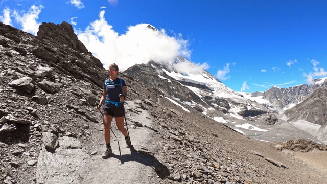 女登山运动员在马特洪峰周围的山路上行走视频素材