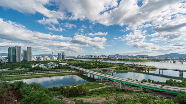 韩国首尔城东谷，首尔森林和正南川溪附近的永比哟大桥和东埠高速公路上的汽车交通视频素材