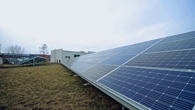 太阳能电池建筑在阳光下。现代太阳能电池板生产清洁的可再生能源。地面光伏太阳能板。视频素材