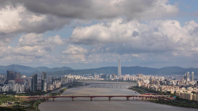 韩国首尔，白天的城市景观，有乐天世界大厦和汉江/城东区和江南区城须大学城大桥视频素材