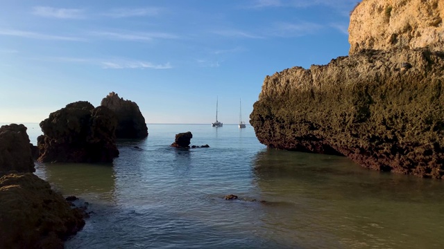 阿尔加维波迪茅美丽的Vau海滩(Praia do Vau)和帆船视频下载