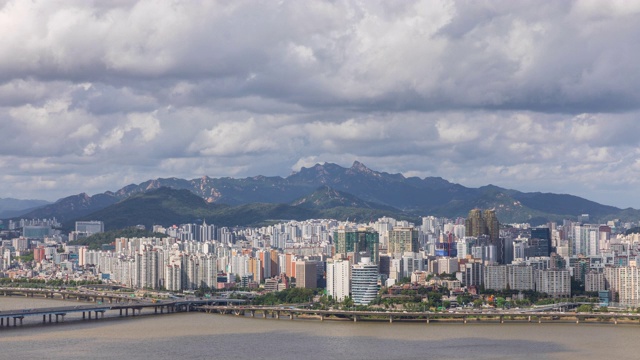 韩国首尔，江边高速公路和汉江/麻浦谷上的Mapodaegyo大桥白天的城市景观视频素材