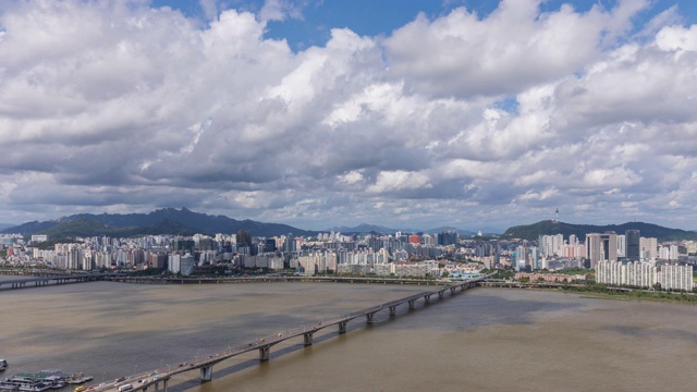 韩国首尔的日间城市景观:沿汉江/龙山谷和麻坡谷的原孝大学大桥和江边高速公路视频素材