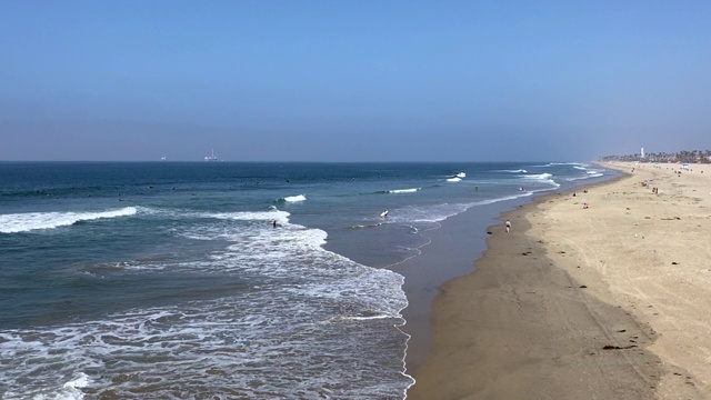 海浪冲刷着海滩视频素材