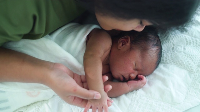 妈妈爱她熟睡的新生婴儿视频素材