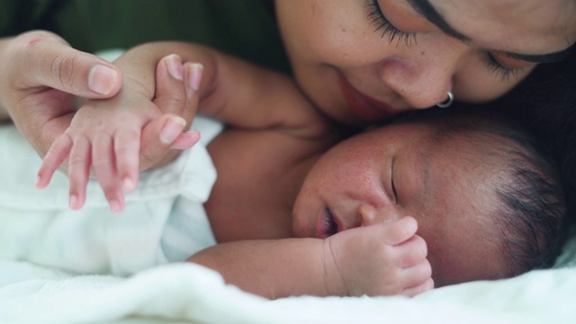 妈妈爱她熟睡的新生婴儿视频素材