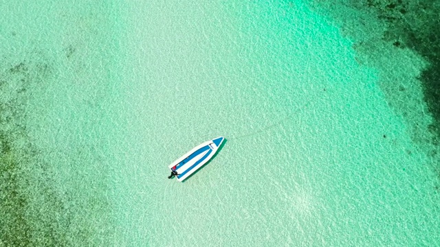 海面在一个绿松石环礁湖，俯视图视频素材