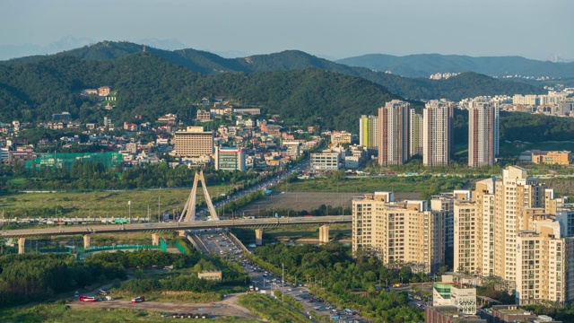 韩国仁川市延秀区艺术中心大桥和京津第二高速公路/松岛国际商务区的车辆交通视频素材