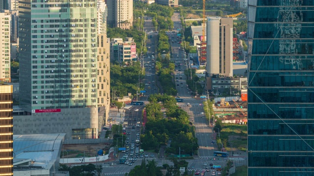 韩国仁川市延秀区松岛国际商务区城市道路上的汽车交通视频素材