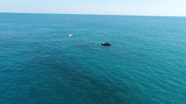 渔船和小船漂浮在海上/济州岛，韩国视频素材