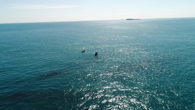 渔船和小船漂浮在海上/济州岛，韩国视频素材