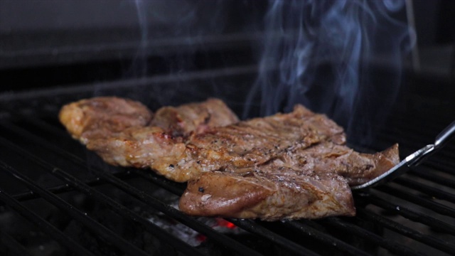 在烤架上烤肉视频素材