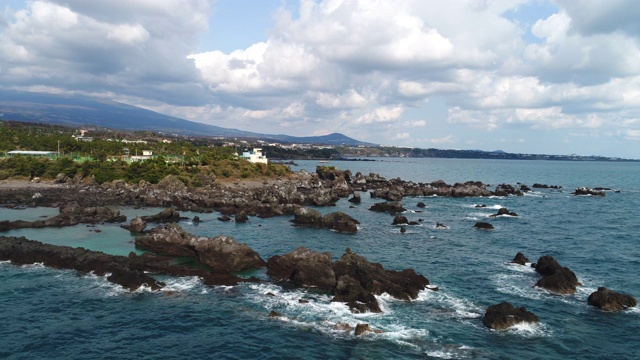 海浪撞击岩石/正中门洞，西浦浦西，济州岛，韩国视频素材