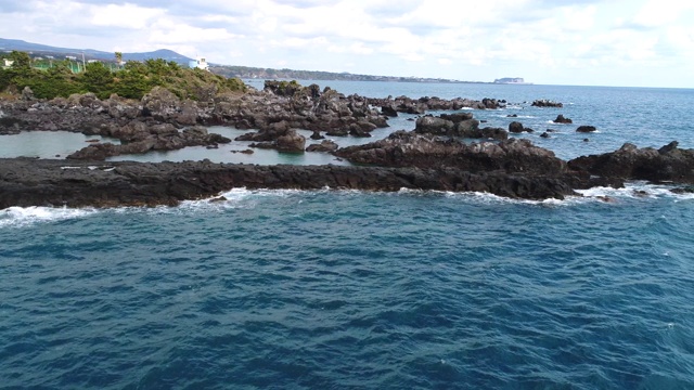 海浪撞击岩石/正中门洞，西浦浦西，济州岛，韩国视频素材