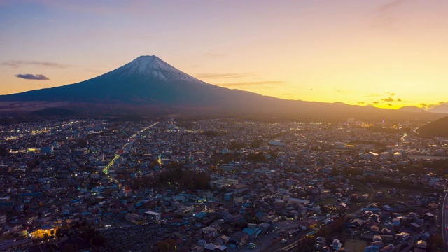 日本山梨县藤吉田市富士山上的日落。视频素材