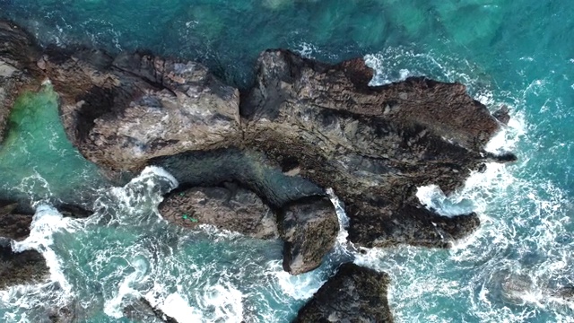 海浪撞击岩石/韩国济州岛西格浦西视频素材