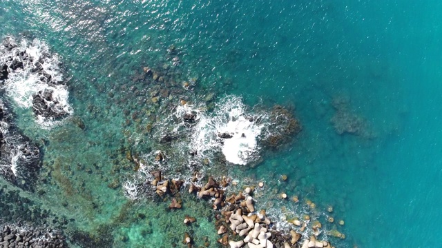 海浪撞击岩石/韩国济州岛西格浦西视频素材