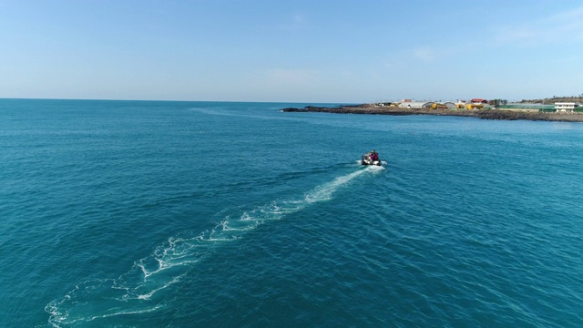 海边村庄和海上的船/西浦浦，济州岛，韩国视频素材