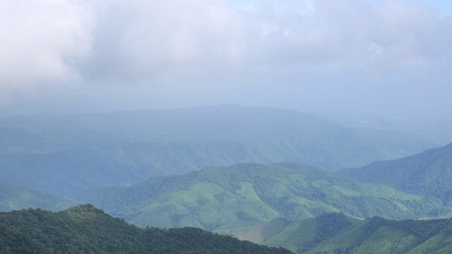 风景时间流逝的云流上方美丽的山脉视频素材