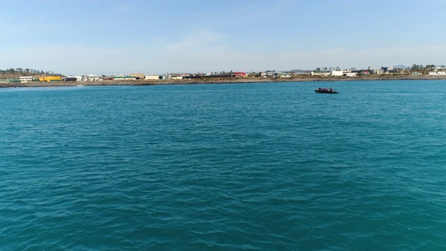 海边村庄和海上的船/西浦浦，济州岛，韩国视频素材