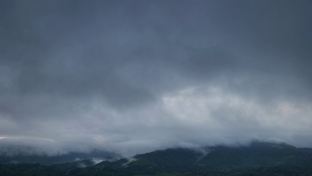 风景时间流逝的云流上方美丽的山脉视频素材