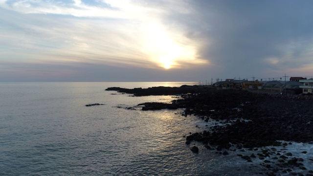 韩国济州岛西浦西海岸公路的日落海景视频素材