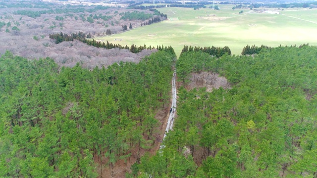 韩国济州岛哈拉山公路上行驶的汽车和自行车视频素材