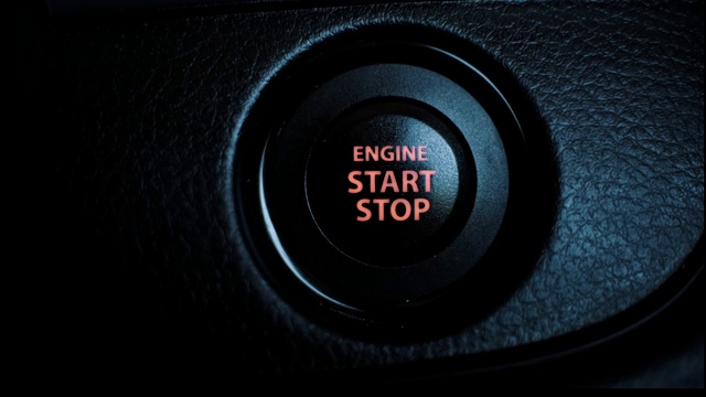 手动按下启动按钮停止汽车发动机，启动汽车发动机。关闭了。视频素材