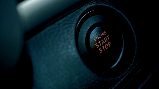 手动按下启动按钮停止汽车发动机，启动汽车发动机。关闭了。视频素材