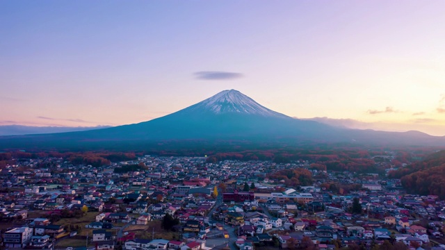 日本山梨县川口町日落时分的富士山。富士山超时空无人机拍摄。视频素材