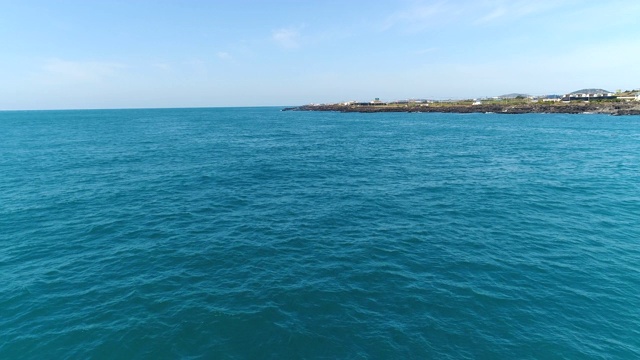 海边村庄和海上渔船/西浦浦，济州岛，韩国视频素材