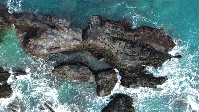 海浪撞击岩石/韩国济州岛西格浦西视频素材