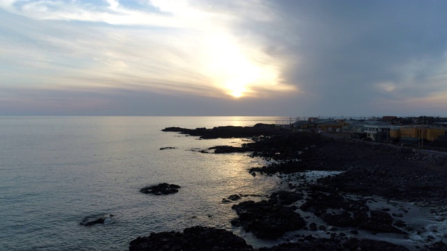 韩国济州岛西浦西海岸公路的日落海景视频素材