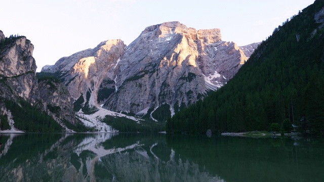 Pragser Wildsee (Lago di Braies)湖Dolomites(南部石灰岩阿尔卑斯的一部分)/南蒂罗尔，意大利视频素材