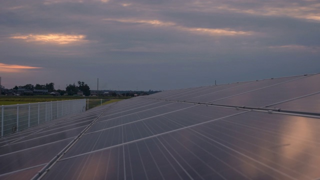 延时4K大型工业太阳能农场生产集中太阳能白天到晚上。绿色能源的概念。视频素材