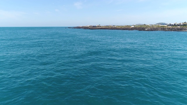 韩国济州岛海滨村/西浦浦西视频素材