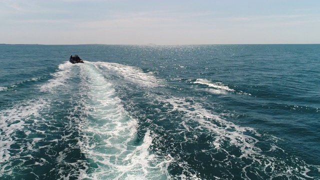 海上的一艘船/韩国济州岛西浦浦视频素材