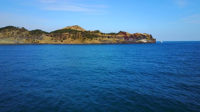 韩国济州岛松克山/西浦溪海景视频素材