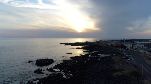 韩国济州岛西浦西海岸公路的日落海景视频素材