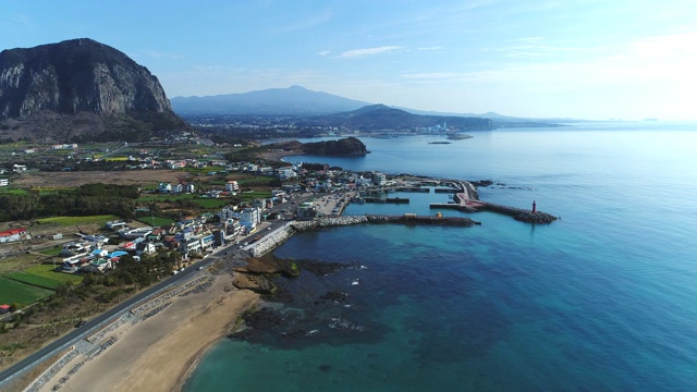 韩国济州岛，Sagyehang港，Yongmeori海滩/ Seogwipo-so三班山附近的村庄视频素材