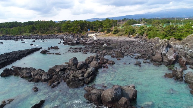 海浪撞击岩石/正中门洞，西浦浦西，济州岛，韩国视频素材