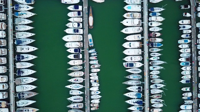 无人机鸟瞰图滨海湾船视频素材