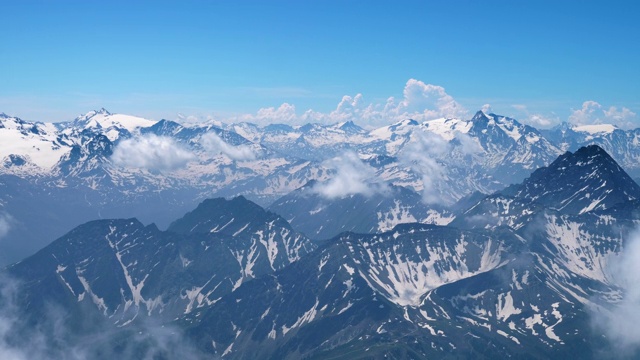 白雪皑皑的阿尔卑斯山脉/意大利的奥斯塔山谷视频素材